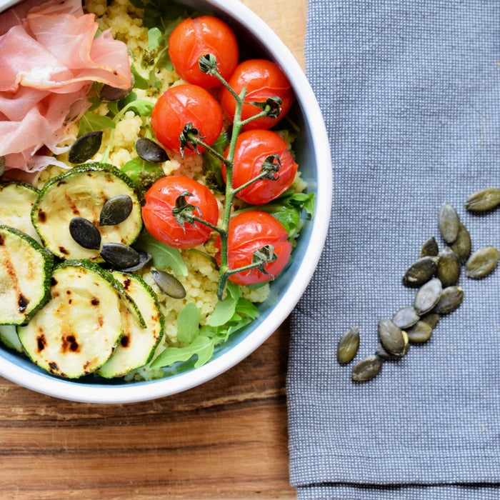 SkinnyLove Proof recept: salade met gierst, gegrilde groenten en Parmaham